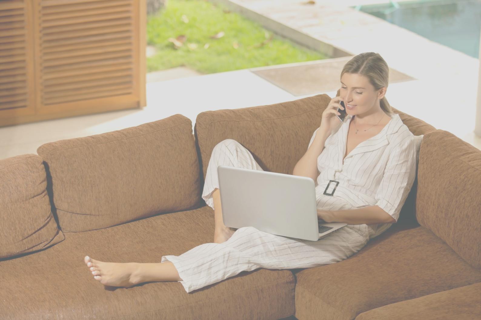 Réunion d'équipe autour d'analyses financières collaboratives