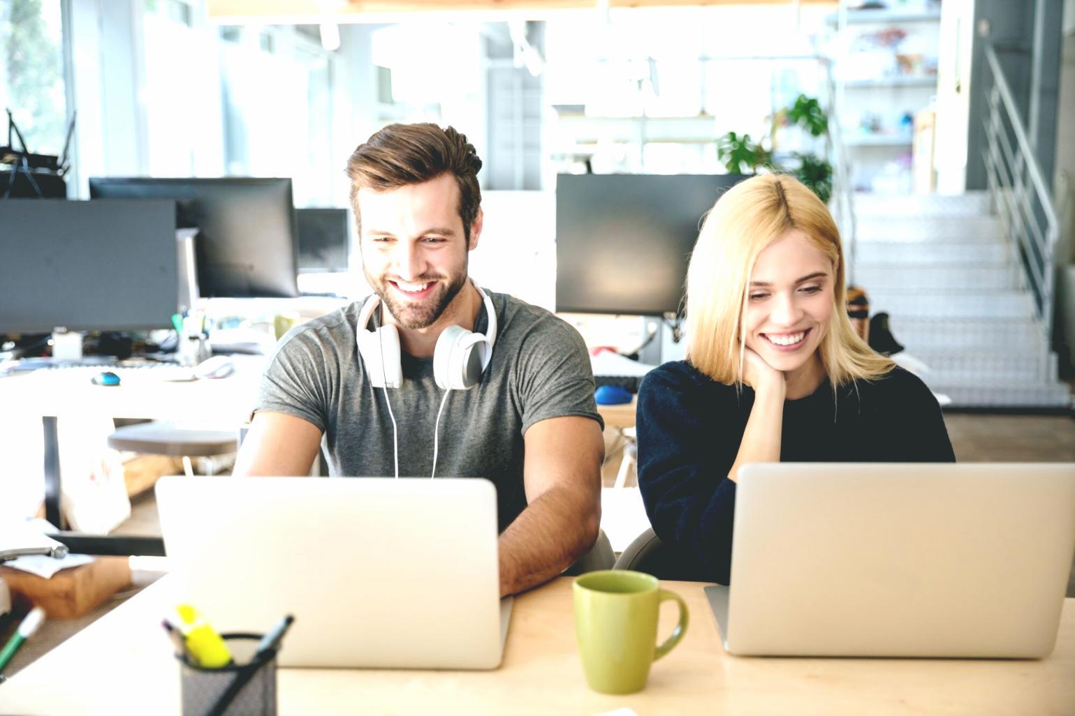 Tableaux de bord financiers personnalisés montrant indicateurs clés